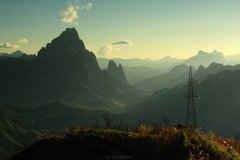 洞霧平壓數(shù)峰低，山花零亂躍梅溪